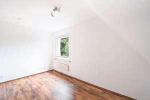 Helle und modern gestaltete 4-Zimmer-Dachgeschosswohnung in ruhiger Wohnlage – Auf dem Loh 15, 45289 Burgaltendorf, Essen – Vorschaubild 4