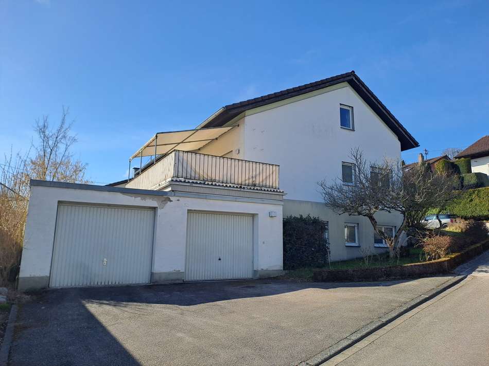 Seitenansicht mit Garagen