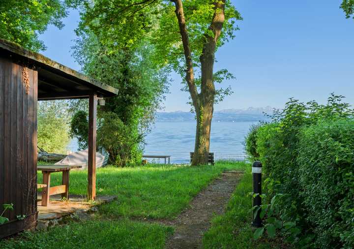 Seeufergrundstück in Bestlage von Friedrichshafen mit großem Einfamilienhaus