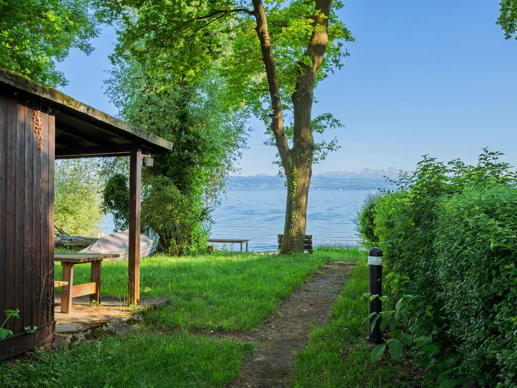 Seeufergrundstück in Bestlage von Friedrichshafen mit großem Einfamilienhaus