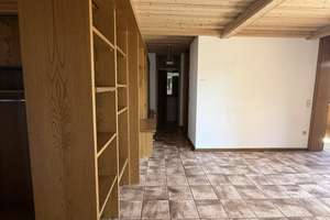 Großzügige 5-Zimmer-Splitlevel-Wohnung mit 153 m², Balkon, Garten und Kaminofen – Kirchweg 8, 75323 Bad Wildbad – Vorschaubild 3