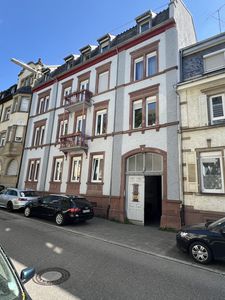 Schöne und großzügige  5-Z-Altbauwohnung mit zwei Balkonen in KA-Durlach