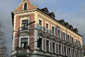 Frequentierte Ecklage in der Einkaufsstraße