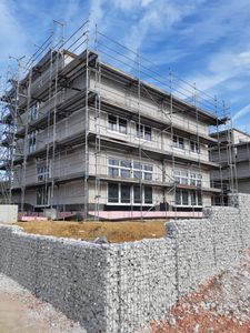 Der Fenstereinbau bei unseren 6 modernen Doppelhaushälften in Friedrichsdorf ist erfolgt.