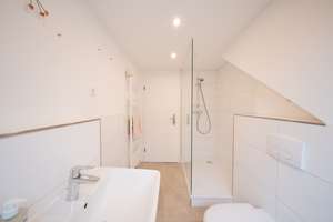 Modernisierte 3-Zimmer-Dachgeschosswohnung mit Loggia, Spitzboden & Stellplatz – Nähe Wahner Heide – Die vollständige Adresse der Immobilie erhältst du vom Anbieter., 51145 Urbach, Köln – Vorschaubild 13
