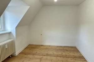 Gemütliche Dachgeschosswohnung mit Wannenbad – Hertzstraße 76, 24149 Neumühlen-Dietrichsdorf, Kiel – Vorschaubild 1