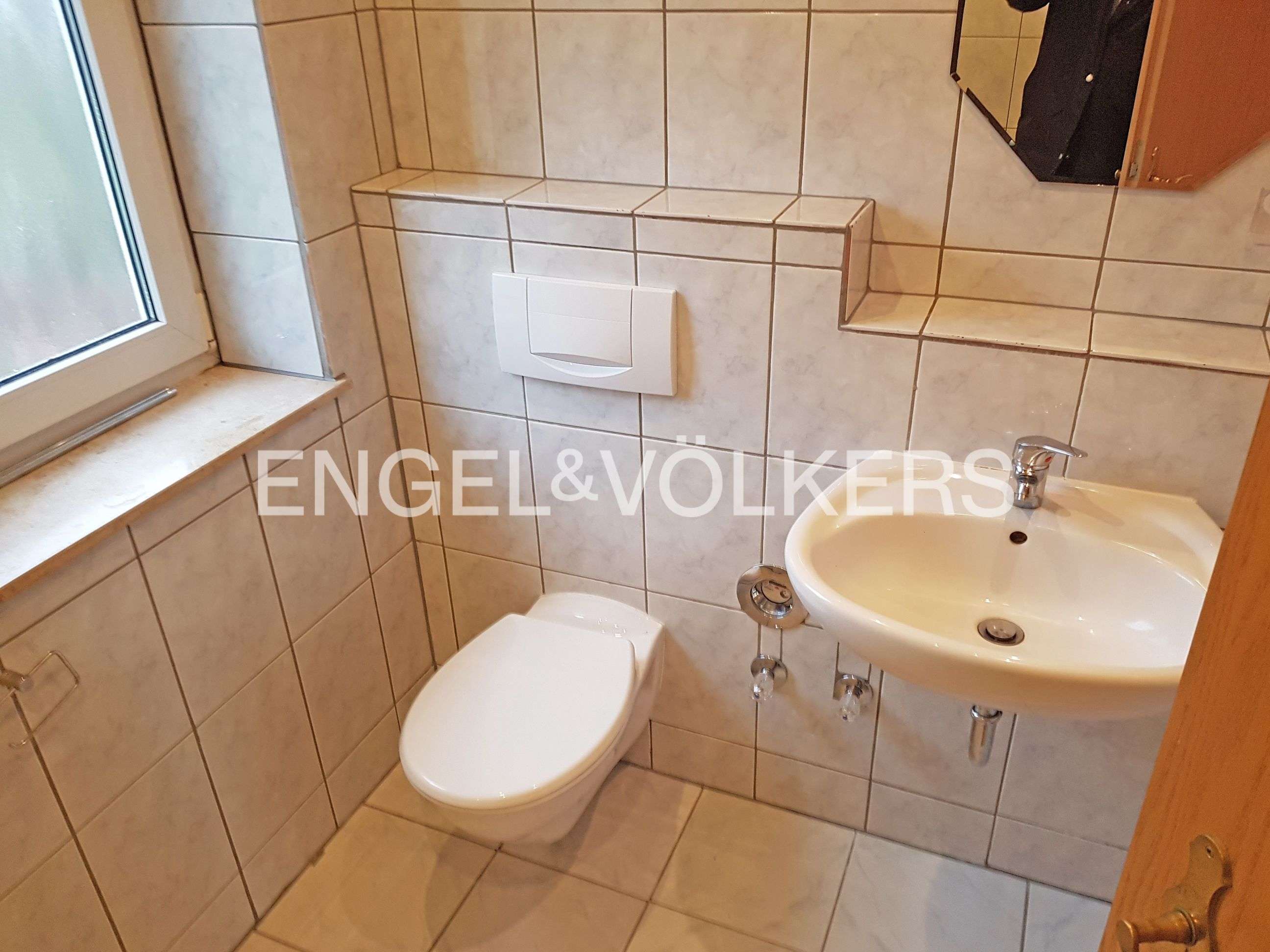 Immobilie in Kleinheubach - Gepflegtes Zweifamilienhaus mit Ausbaupotential - Bild 2