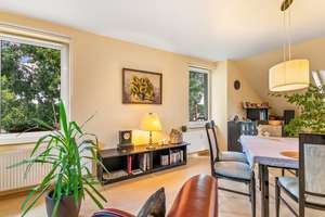 Gepflegte, frei werdende 3-Zimmer-Dachgeschosswohnung mit Privatgarten & Carport in Berlin-Karow – Florastr. 6, 13125 Karow, Berlin – Vorschaubild 2