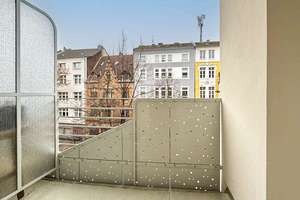 Gepflegte Pärchen-Wohnung mit zwei Balkonen und Aufzug - absolut zentrale Lage – Die vollständige Adresse der Immobilie erhältst du vom Anbieter., 40211 Stadtmitte, Düsseldorf – Vorschaubild 8