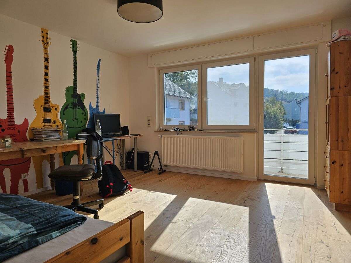 Immobilie in Kämpfelbach - **Kämpfelbach-Ersingen, modernisiertes 1-2 Familien-Haus mit Ausbaupotential, Garten u. 3 Garagen** - Bild 9