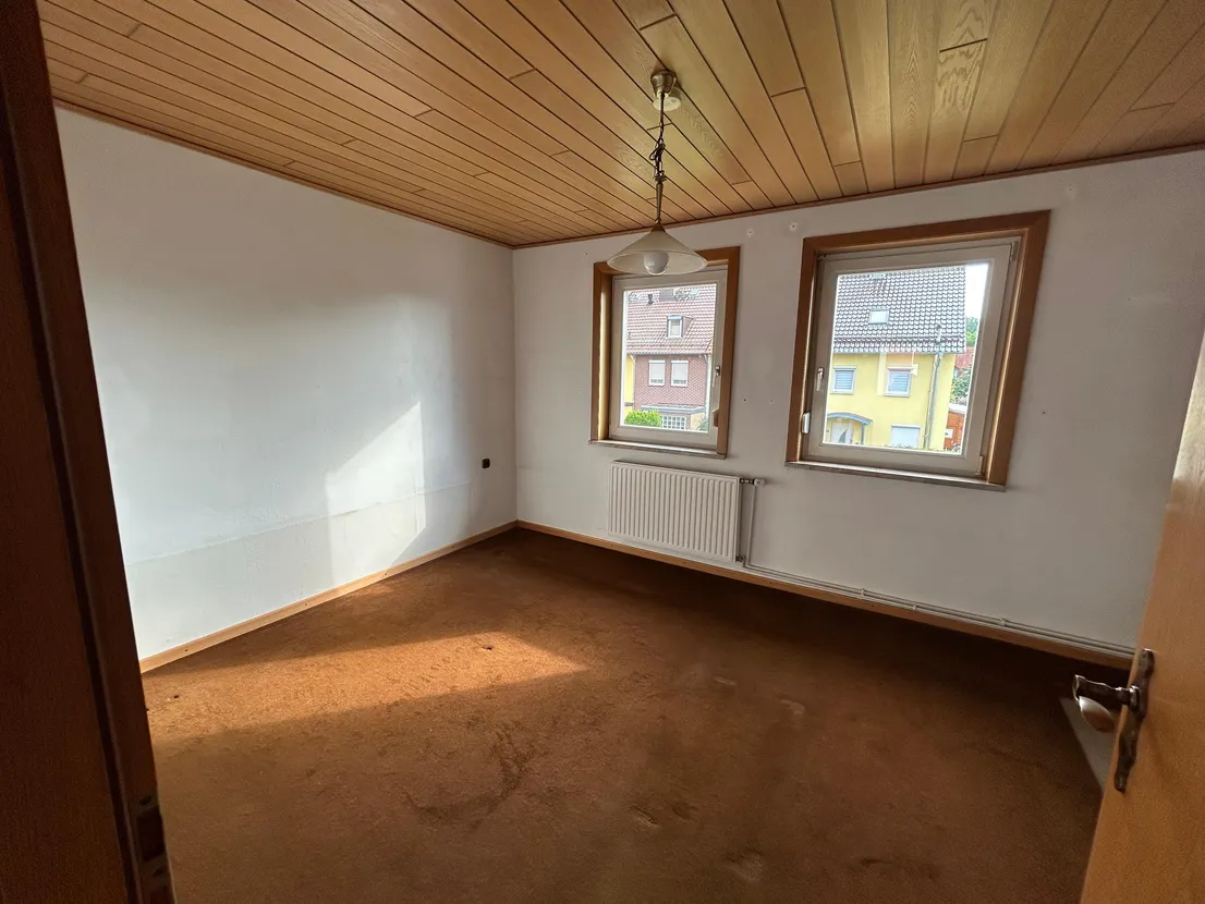 Gemütliches Reihenendhaus mit XL-Dachterrasse, Terrasse, Garten und zwei Garagen – 1.Kinderzimmer