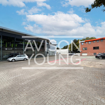 Ebenerdige Hallenfläche mit Freifläche und Büro!