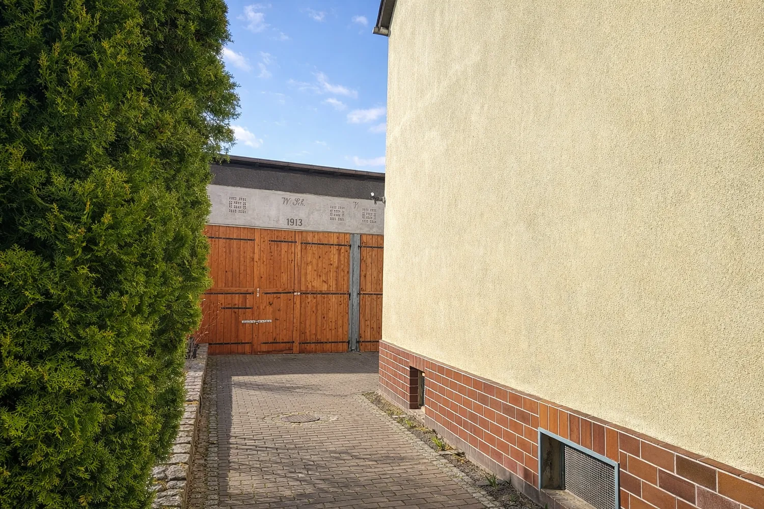 Sanierungsbedürftiges Zweifamilienhaus mit großer Remise/Garagen bei Nauen, Havelland Kreis – Bild 4