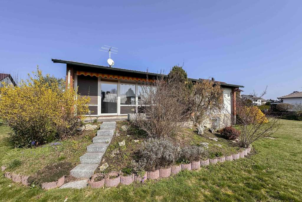 Immobilie in Hausen - Bungalow-Stil mit großzügigem Keller und Einliegerpotenzial auf sonnigem Grundstück - Bild 0