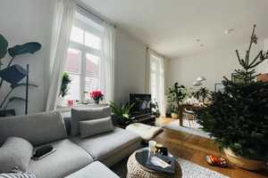 Helle und voll möblierte 2.5 Zimmer- Altbauwohnung mit Südbalkon - 9 bis 12 Monate Untermiete  – München – Vorschaubild 1