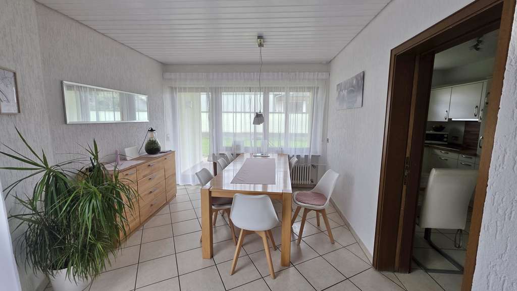 Immobilie in Efringen-Kirchen - Modernes Einfamilienhaus mit Garten, Terrassen und Garage in schöner Lage von Efringen-Kirchen - Bild 2