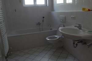 Helle Gartenwohnung mit 2. Bad und Hobbyraum im Untergeschoss! – Haseneystr. 17, 81377 Großhadern, München – Vorschaubild 4