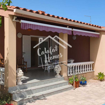 Schöne freistehende Villa in der Urbanisation Calafat. Sie verfügt über 3 Doppelzimmer, 1 Badezimmer