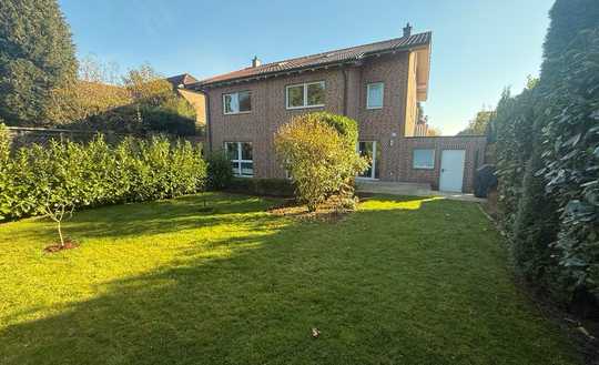 Moderne Doppelhaushälfte mit zwei großzügigen Familienwohnungen – mit Garten, Balkon und Garage