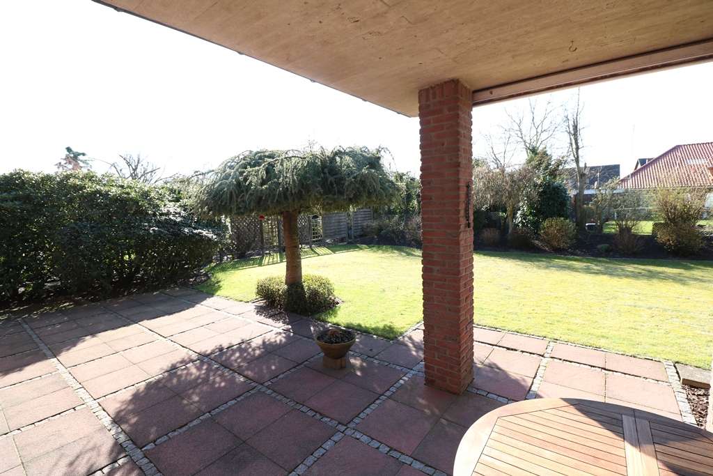 Immobilie in Cloppenburg - Topgepflegter Walmdachbungalow in beliebter Lage mit Ausbaureserve, Garage und schönem Garten - Bild 1