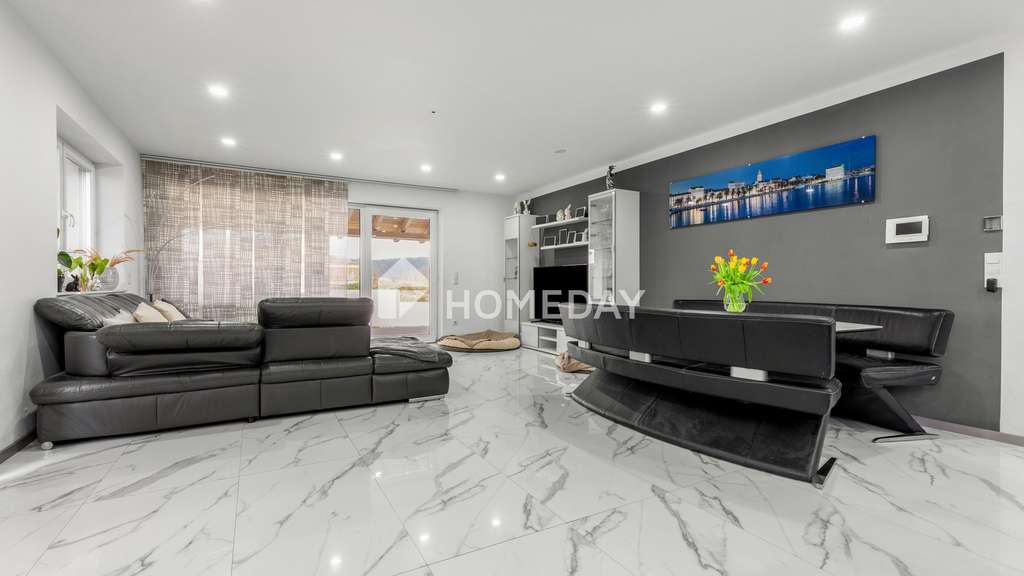 Immobilie in Wachenroth - Familientraum in Wachenrot: Modernes Einfamilienhaus mit 6 Zimmern, Innenpool und Sauna
 - Bild 2