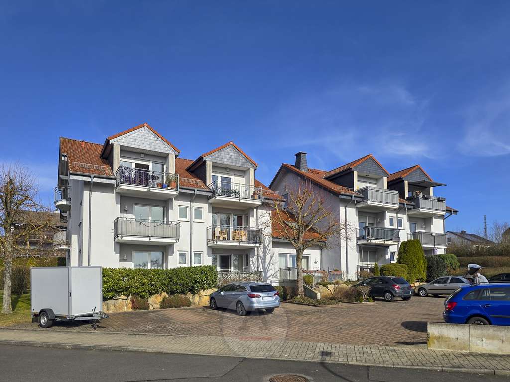 Immobilie in Künzell - Selten auf dem Markt: Erdgeschoss, Balkon, zwei Stellplätze und ein eigenes Kellergeschoss. - Bild 2