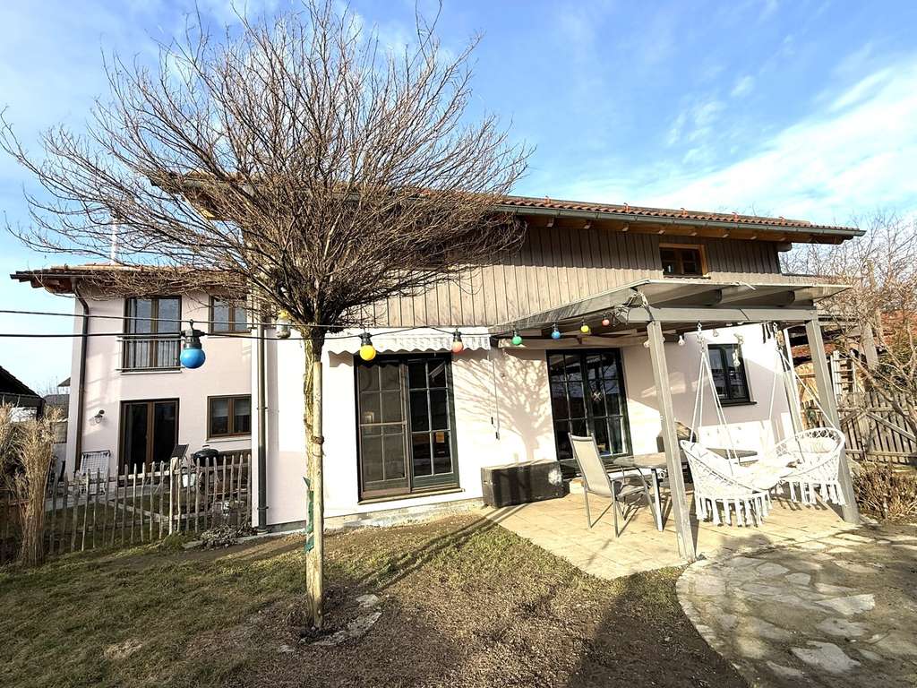 Immobilie in Eiselfing - Idyllisches Landhaus in Weilerlage: Mit Einliegerwohnung oder bis zu sieben Zimmern nutzbar - Bild 0