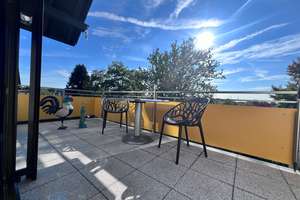 Maisonette .. die Bereiche Wohnen und Homeoffice elegant getrennt ....