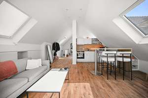 Exklusive Dachgeschosswohnung mit Einbauküche und großem Sonnenbalkon inkl. Panoramablick im Zentrum – Hauptstraße 70, 53604 Bad Honnef – Vorschaubild 3