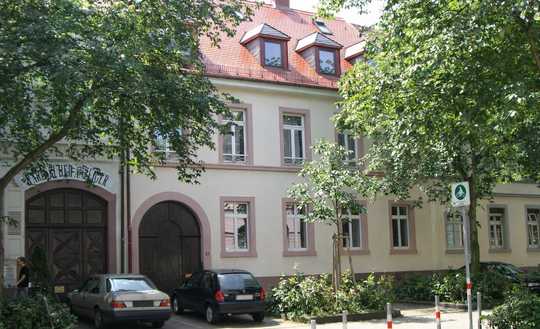 Historisches Wohn und Geschäftshaus mit parkähnlichem Garten und Potenzial für weiteren Neubau.