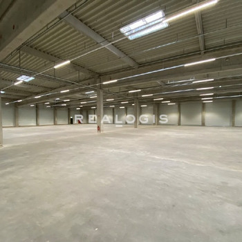 ca. 1.800 m² große, ebenerdige Hallenfläche mit Büro in Glinde