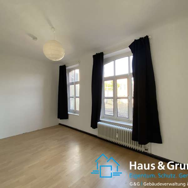 *** gepflegte 2-Zimmer-Wohnung - im denkmalgeschütztem Altbau - mit Dachterrasse ***