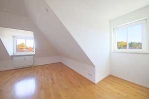 Charmante Dachgeschoss-Maisonettewohnung mit traumhaftem Westbalkon in ruhiger Lage! – Die vollständige Adresse der Immobilie erhältst du vom Anbieter., 81827 Waldtrudering, München – Vorschaubild 7