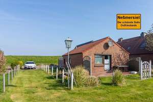 Charmanter Bungalow mit Inventar in direkter Lage am Neßmersieler Osterdeich! – Die vollständige Adresse der Immobilie erhältst du vom Anbieter., 26506 Dornum – Vorschaubild 1