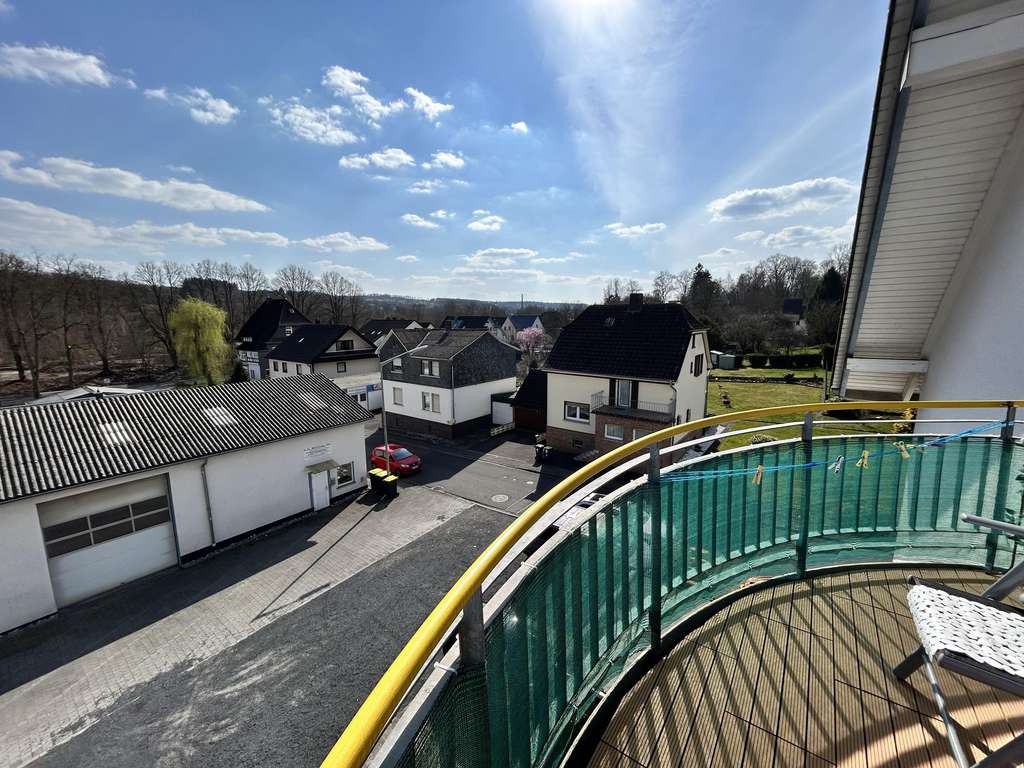 Immobilie in Altenkirchen (Westerwald) - Altenkirchen, Eigentumswohnung DG mit 80m² WFL und Stellplatz in guter Wohnlage - Bild 2