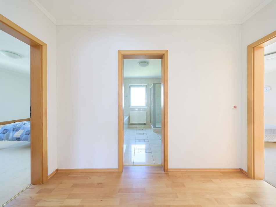 OG Blick in Schlafzimmer + Bad