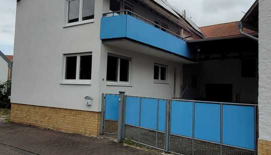 Bild von Wohnhaus mit schönen Innenhof und Nebengebäuden