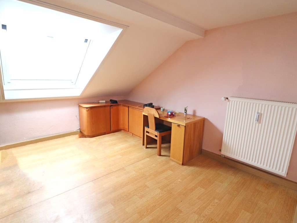 Immobilie in Pressath - Fernsicht geboten! Gepflegtes Dreifam.-Haus mit zwei Garagen und Carport - Bild 5