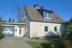 Einfamilienhaus + Baugrundstück in begehrter Lage