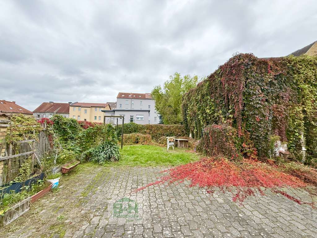 Immobilie in Bitterfeld-Wolfen - Mehrfamilienhaus mit eigener Zufahrt, Garage & Stellplätzen – attraktives Renditeobjekt in Bitterfel - Bild 1