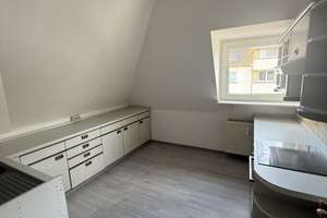 Großzügige 3-Zimmer-Dachgeschosswohnung in freistehendem Haus mit Stadtvilla-Charakter