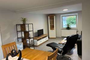 Renovierte, modern möblierte 3-Zi-Maisonette-Wohnung mit EBK und Stellplatz in guter Wohnlage