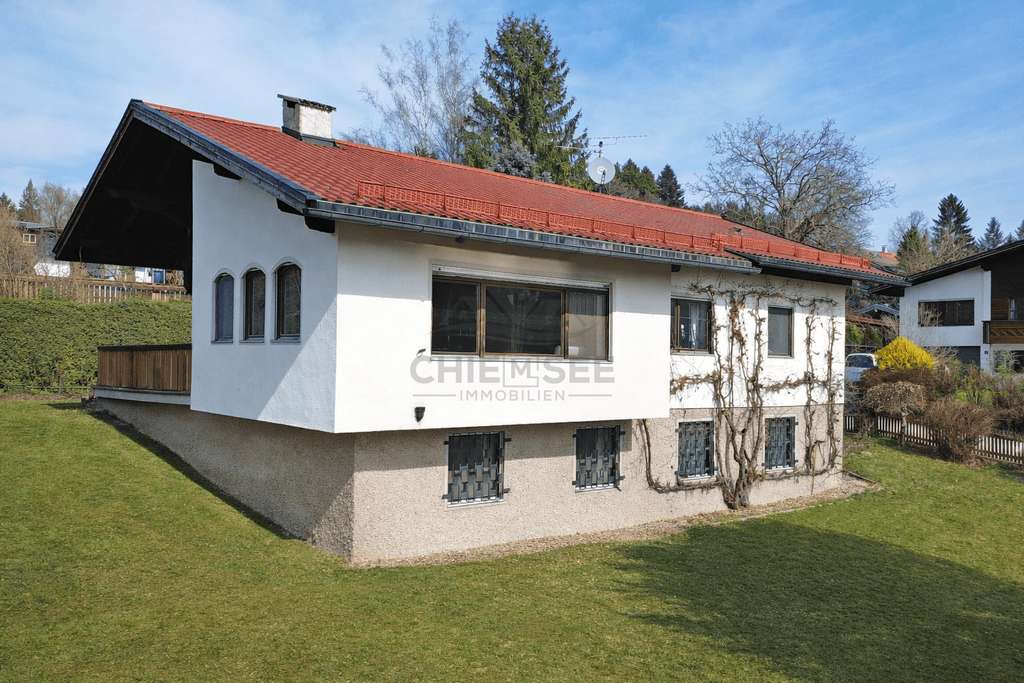 Immobilie in Nußdorf - Einfamilienhaus auf sonnigem Eckgrundstück in Sondermoning direkt bei Chieming am Chiemsee - Bild 2