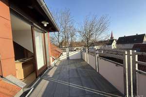 Wohnen mit Charme: Helle 3,5-Zimmer-Dachgeschosswohnung mit wunderschönem Dachbalkon und Carport 