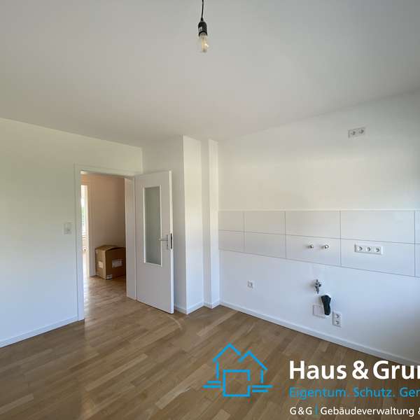 *** frisch renovierte 3-Zimmer-Wohnung - Echtholzparkett - Süd/West Balkon - Naturgarten ***
