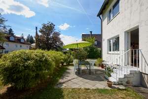 Mehrgenerationen-Wohnen in München-Waldtrudering: Bezugsfreies Dreifamilienhaus