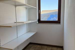 Großzügige 5-Zimmer-Splitlevel-Wohnung mit 153 m², Balkon, Garten und Kaminofen – Kirchweg 8, 75323 Bad Wildbad – Vorschaubild 12