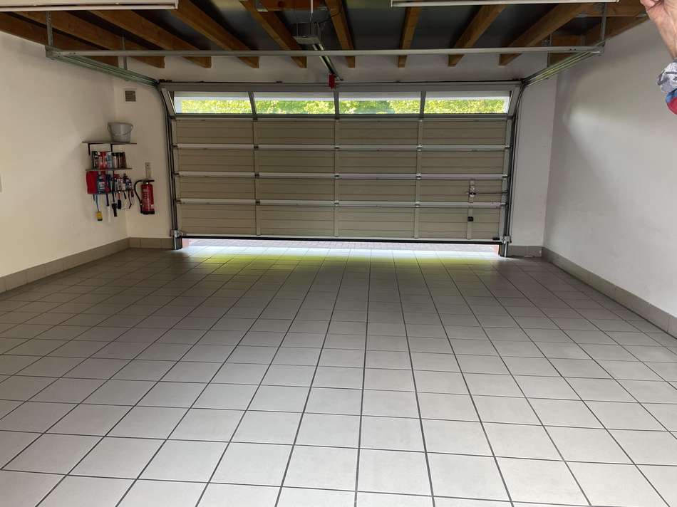 Doppelgarage mit elektr. Tor 