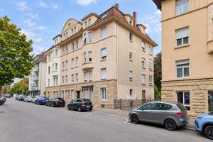 Altbaucharme von 1912: großzügige 3-Zimmer-Wohnung mit ca. 85 m² und Veranda ins Grüne