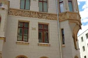 Historisches Mehrfamilienhaus mit Charakter und großem Potenzial im Herzen von Greiz – Die vollständige Adresse der Immobilie erhältst du vom Anbieter., 7973 Greiz – Vorschaubild 2